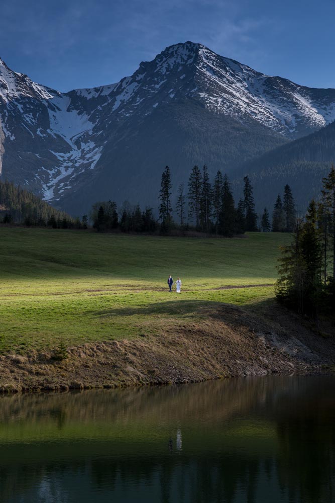 sesja ślubna w górach nad stawem